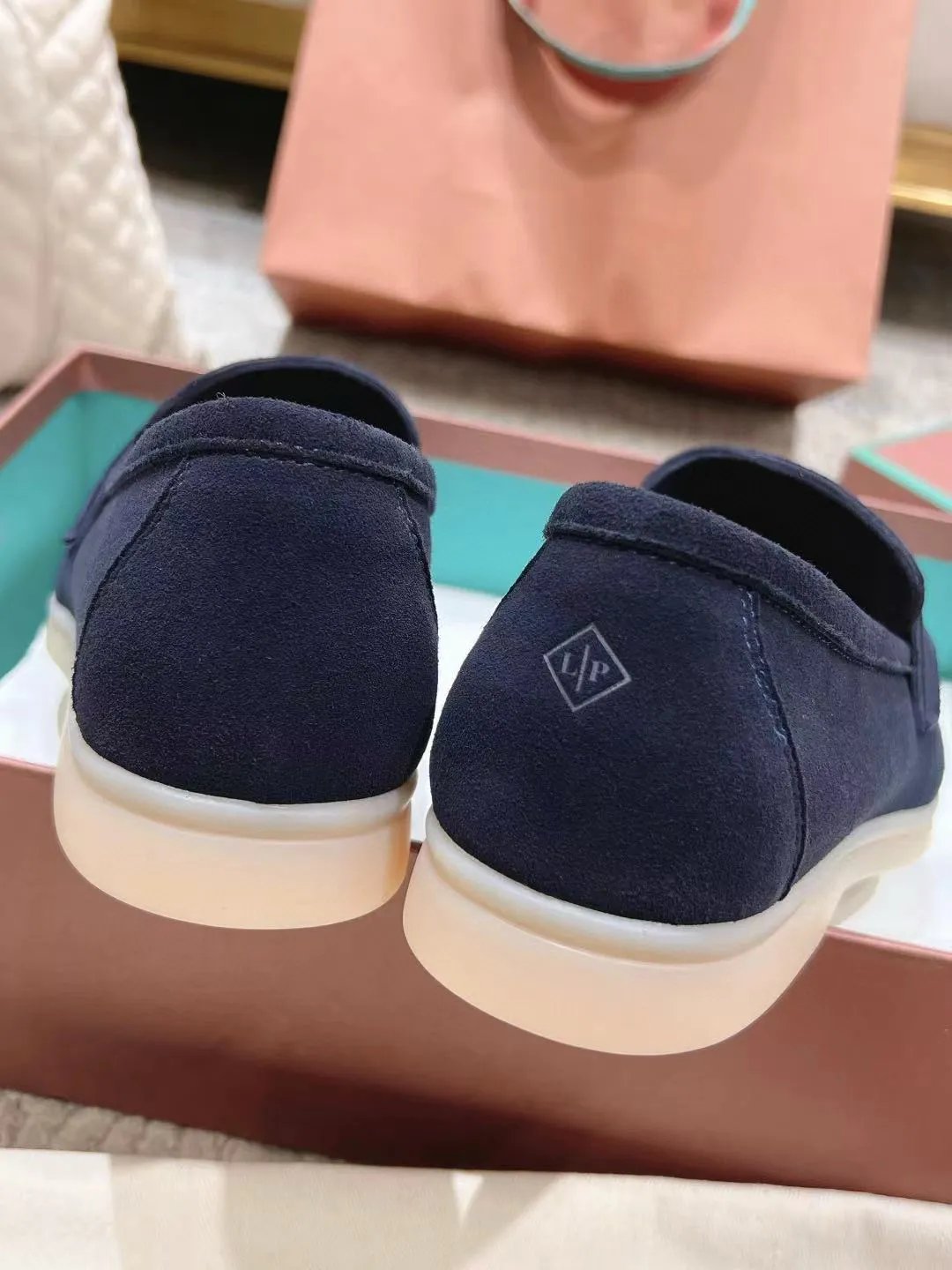 Factory price: 520💰4050 new color. Original purchase, 1⃣️: 1⃣️ folded and developed, Loro Piana professional model to try on feet, quality purchase level, flash sale of common products on the market, welcome to compare, original packaging. Fabric: Imported from Italy🐑High mercerized shearling, Lining: Hand-sewn mark thread in water-dyed cowhide imported from Italy🧵, high-end and elegant. Comfortable on the feet. Size: Women's 35-42 (41, 42) customized, non-returnable, men's 38-45 (46, 47, 48) customized, non-refundable. Fashionable boutiques that you can’t miss, a must-have item
